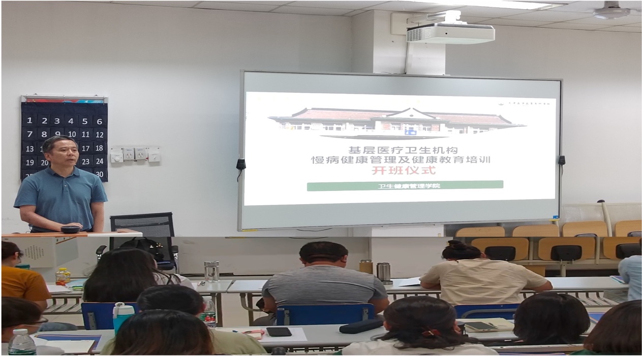 会议室里的人们描述已自动生成