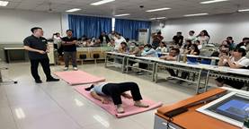 一群人在房间里描述已自动生成